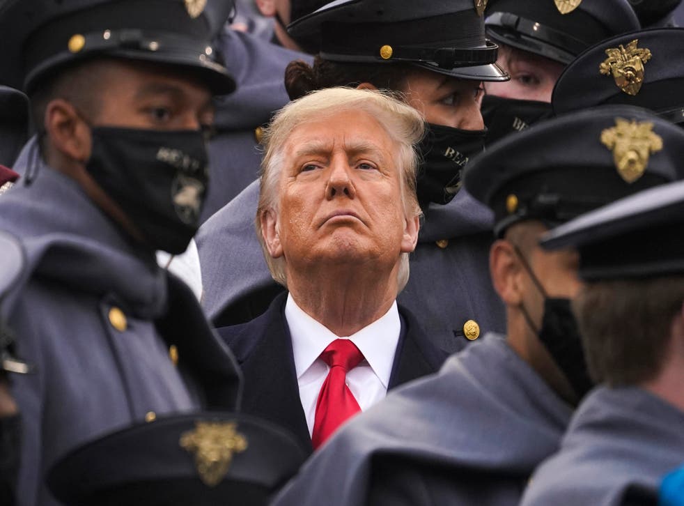 <p>El presidente Donald Trump rodeado por cadetes mientras presencia un juego de futbol de la Armada en el estadio Michie, en la Academia Militar de Estados Unidos, el 12 de diciembre de 2020 en West Point, Nueva York.</p>