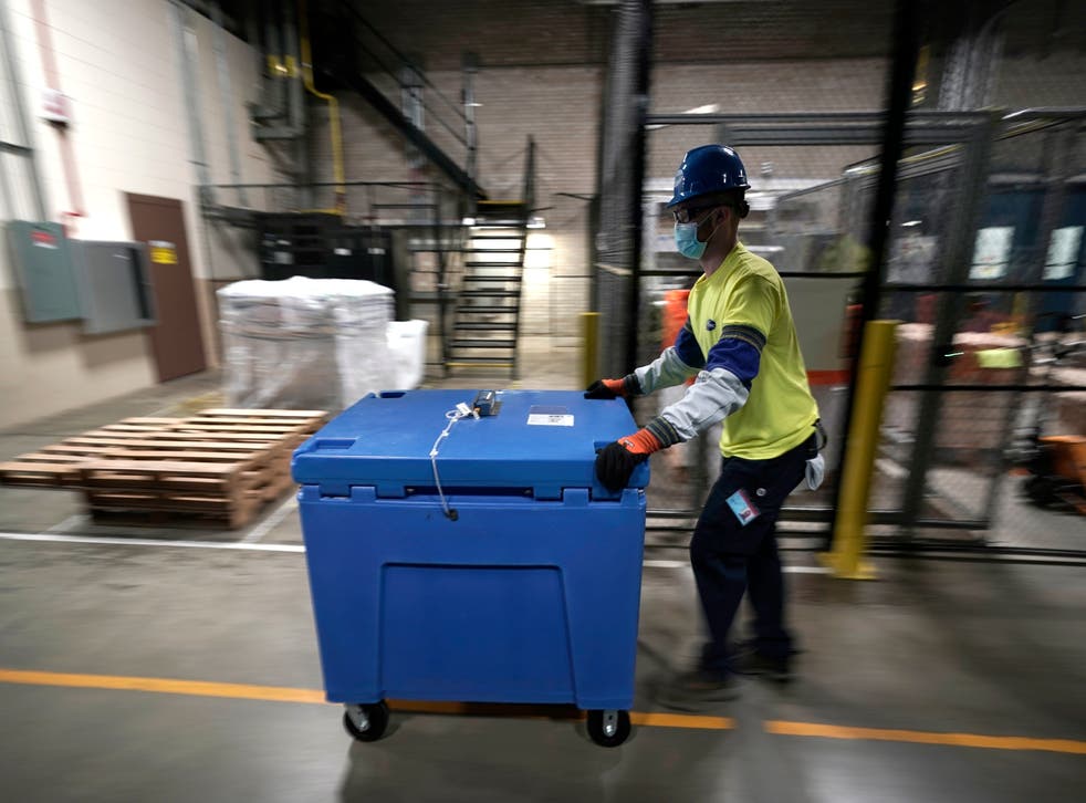 <p>Un trabajador transporta un contenedor con vacunas de Pfizer y BioNTech para el coronavirus, en la planta Kalamazoo de Pfizer en Portage, Michigan, el 13 de diciembre de 2020.&nbsp;</p>