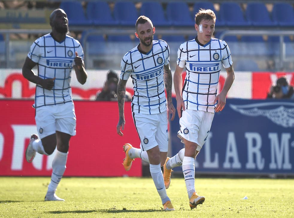 <p>Nicolo' Barella (derecha) festeja tras anotar el segundo gol del Inter de Milán en la victoria 3-1 ante Cagliari en la Serie A italiana, en Cagliari, el domingo 13 de diciembre de 2020.</p>