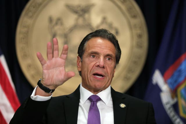 <p>El gobernador del estado de Nueva York, Andrew Cuomo, habla en una conferencia de prensa el 8 de septiembre de 2020 en la ciudad de Nueva York. Cuomo, aunque ha aliviado las restricciones a los casinos y centros comerciales en todo el estado, se ha negado a hacerlo para las cenas bajo techo en los restaurantes de la ciudad de Nueva York a pesar de la presión de los dueños de negocios, citando las luchas de la ciudad para hacer cumplir las órdenes anteriores del estado.&nbsp;</p>