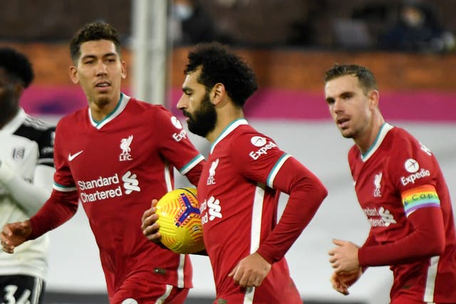 Mohamed Salah recupera el balón tras marcar el penalti