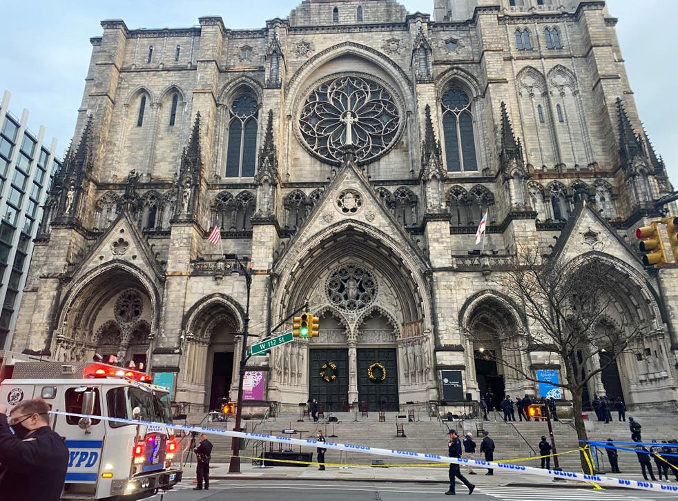 <p>Hombre baleado por la policía después de un tiroteo al final del concierto de villancicos en la catedral de Manhattan.</p>