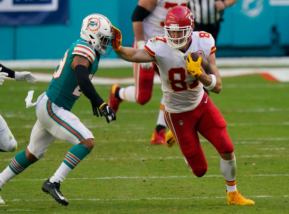 <p>Travis Kelce frena al free safety Brandon Jones.</p>