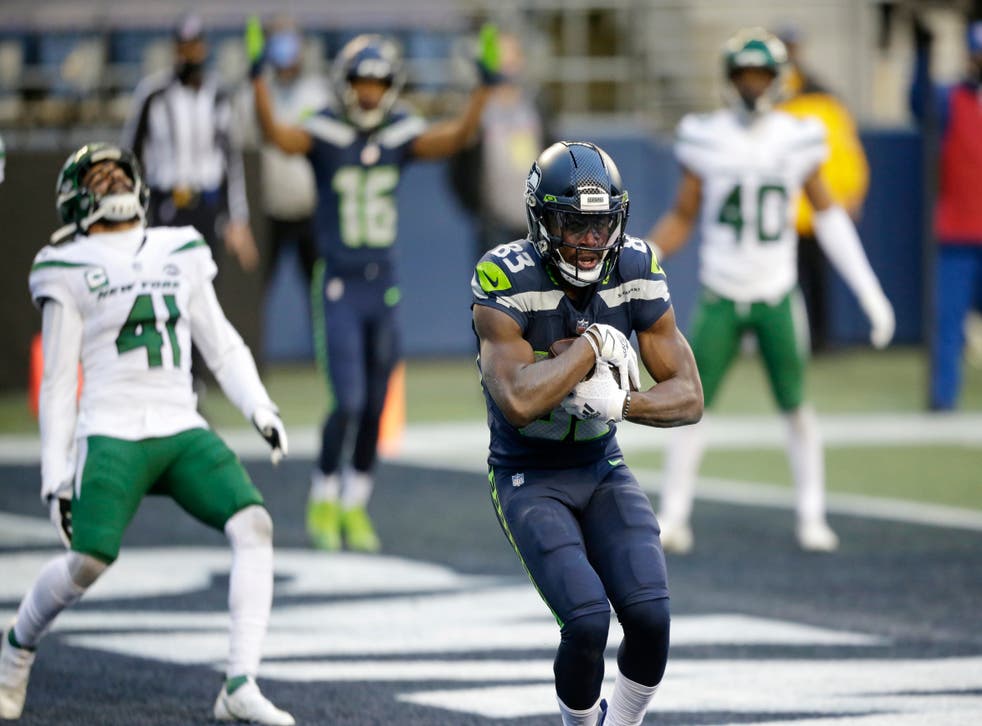 <p>David Moore festeja luego de atrapar un pase de touchdown ante la frustración del safety Matthias Farley.</p>