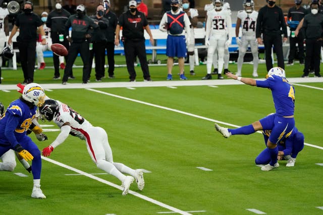 <p>El pateador Mike Badgley conecta el gol de campo del gane para los Chargers de Los Ángeles.</p>