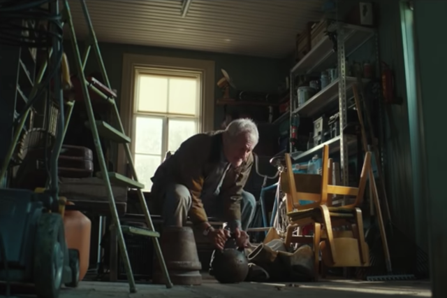  DocMorris’ Christmas ad features a weightlifting Grandpa