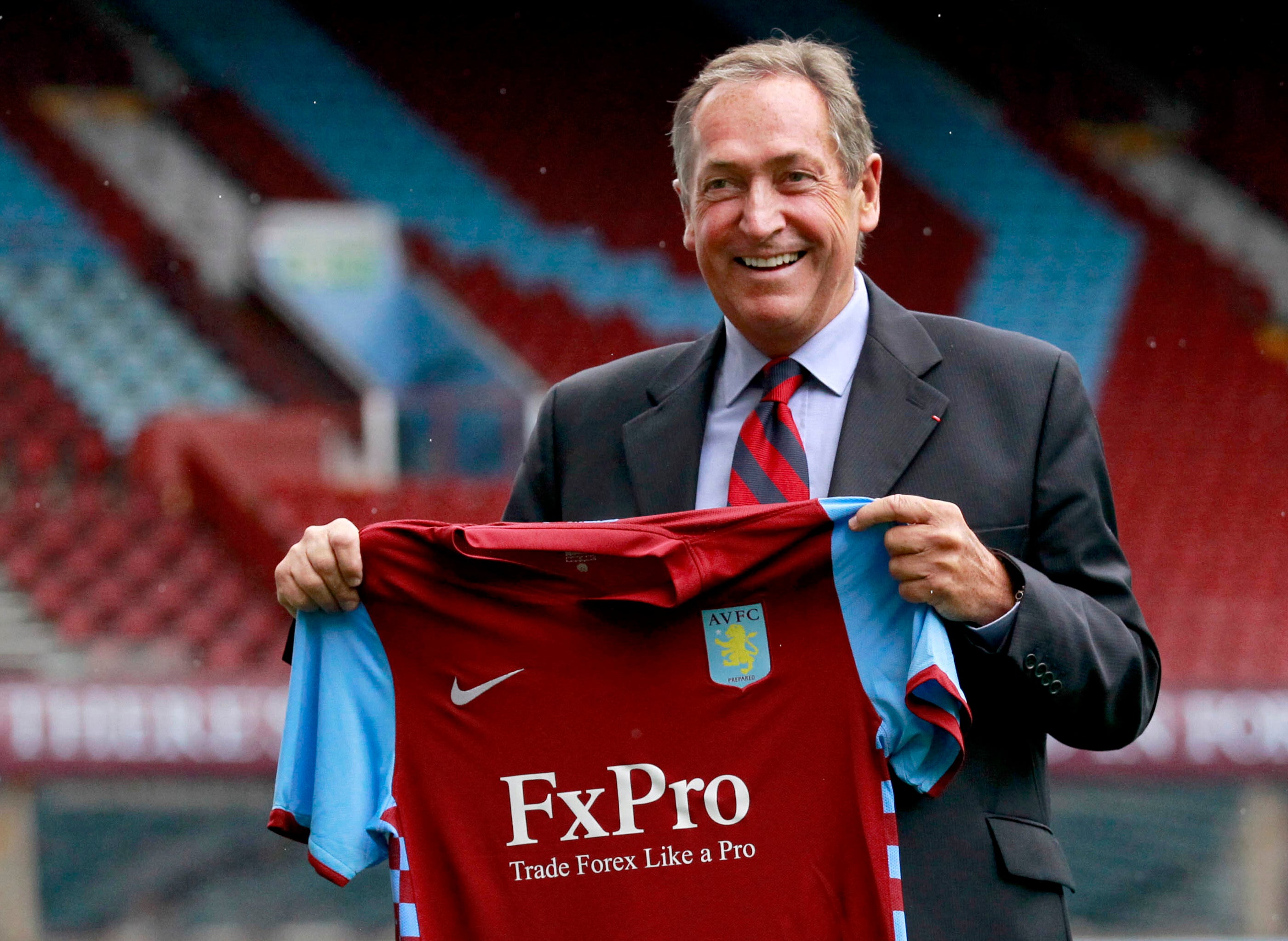 <p>Houllier posa con la playera del club Aston Villa después de su primera conferencia de prensa como el nuevo técnico del club en 2010.</p>