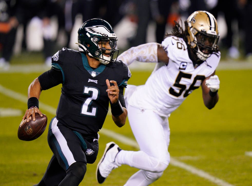 <p>El quarterback novato trata de huir de Demario Davis, de los Saints de Nueva Orleans. </p>