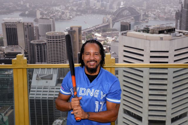 <p>El dominicano posa en la azotea de un edificio de Sydney.&nbsp;</p>