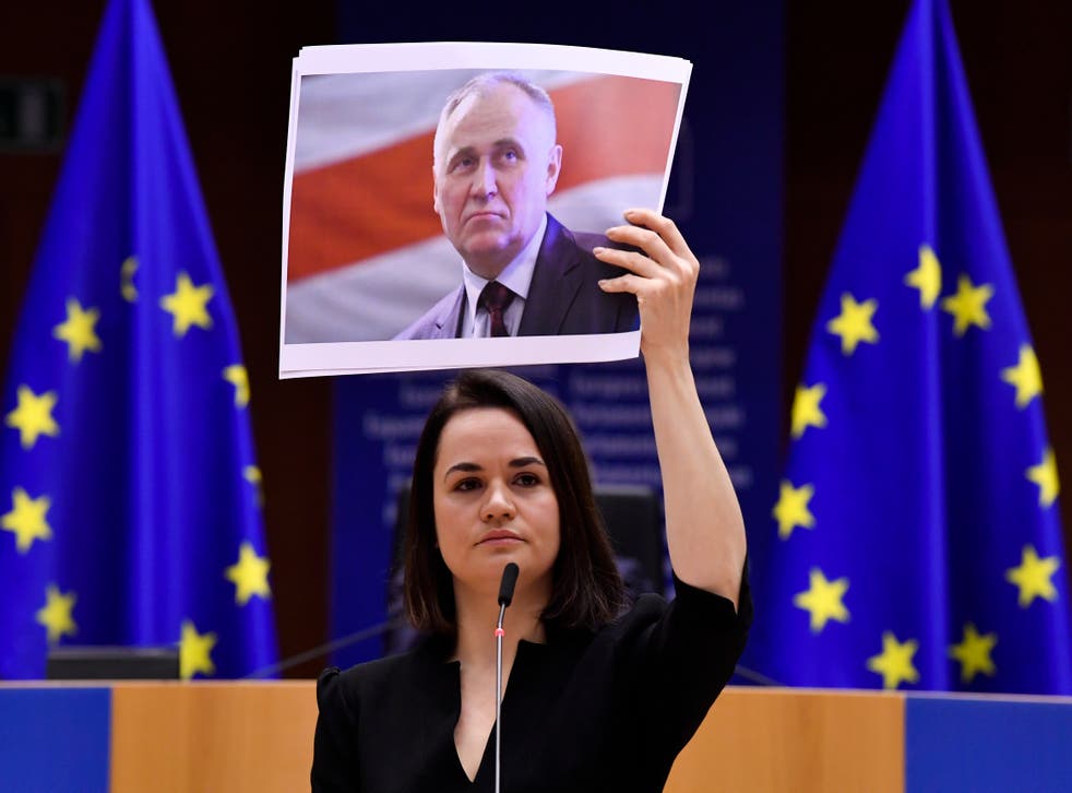 <p>La dirigente opositora bielorrusa Sviatlana Tsikhanouskaya con un retrato del político bielorruso Mikalai Statkevich cuando dio su discurso para aceptar el Premio Sájarov de los derechos humanos, en Bruselas el 16 de diciembre del 2020. </p>