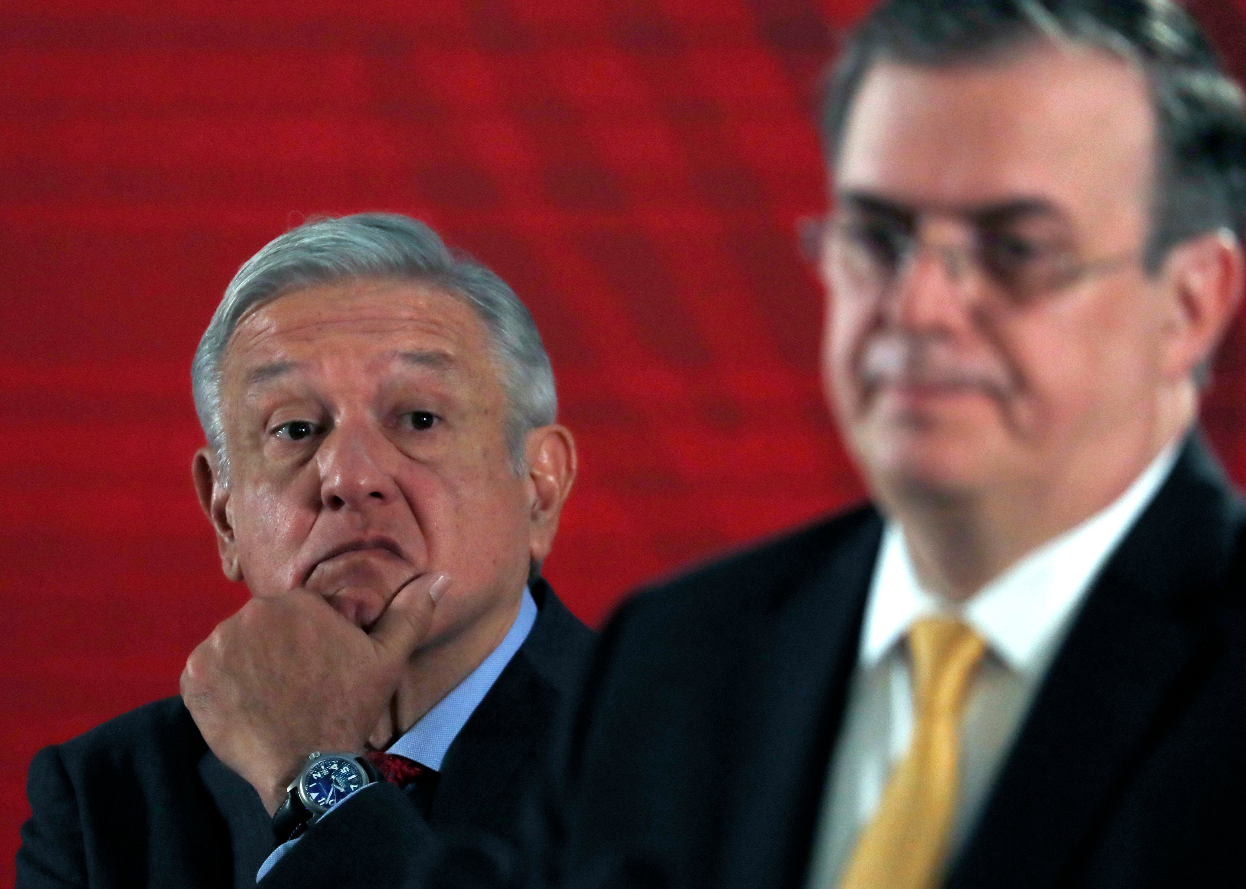 <p>Fotografía de archivo del 12 de noviembre de 2019 del presidente de México, Andres Manuel López Obrador (izquierda) mientras observa a su canciller, Marcelo Ebrard, durante una conferencia de prensa en el Palacio Nacional en la ciudad de México.</p>