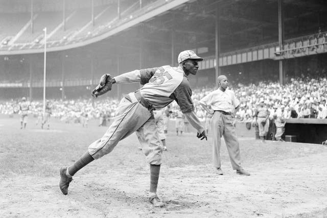 <p>ARCHIVO - En esta foto del 2 de agosto de 1942, el lanzador de los Monarchs de Kansa City Leroy Satchel Paige se prepara antes de un partido contra los New York Cuban Stars, de las Ligas Negras.&nbsp;</p>