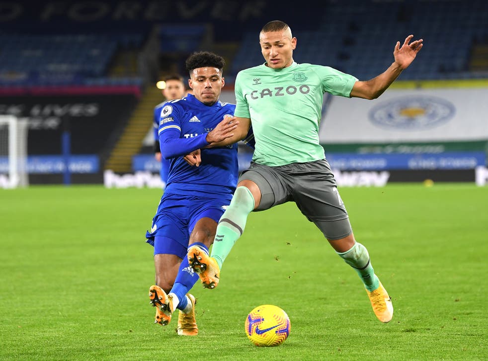 <p>El atacante brasileño de Everton Richarlison, derecha, se disputa el balón con el jugador de Leicester Wesley Fofana en un partido de la Liga Premier inglesa el miércoles, 16 de diciembre del 2020. </p>