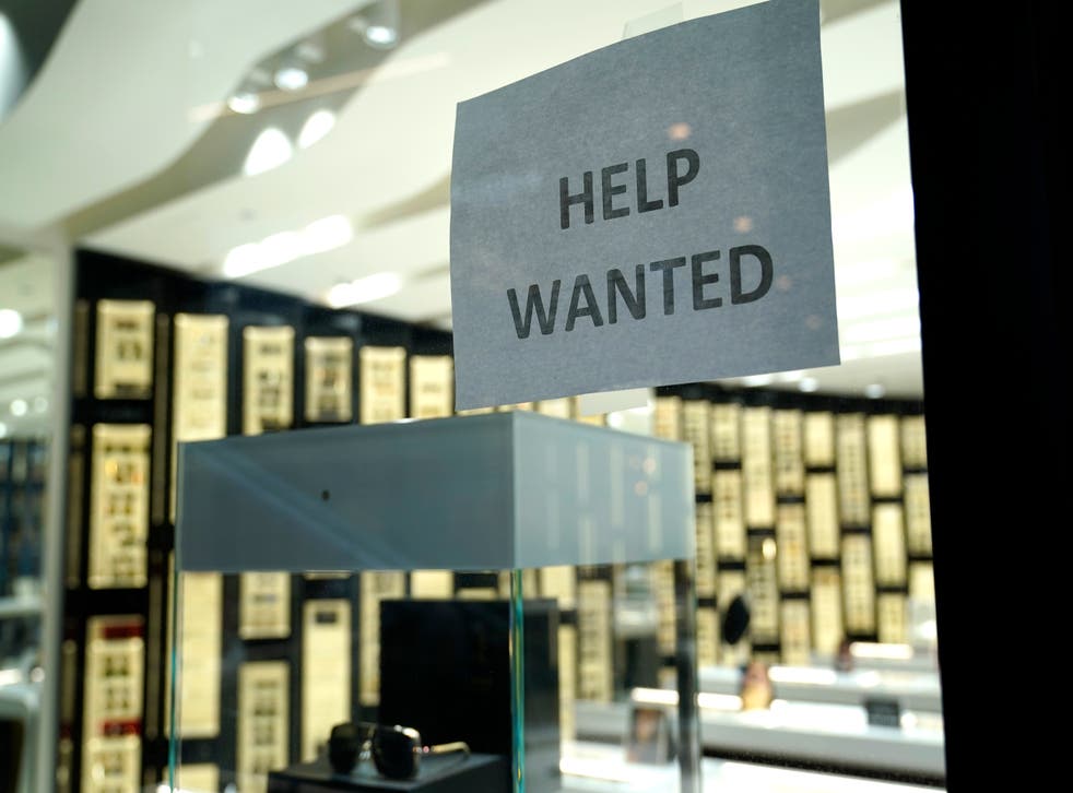 <p>Fotografía de archivo del 6 de noviembre de 2020 de un letrero de oferta de empleo en una tienda de Designer Eyes en el centro comercial Brickell City Centre, en Miami. </p>