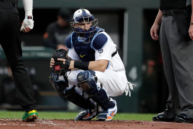 <p>ARCHIVO - En imagen de archivo del viernes 23 de agosto de 2019, el receptor Mike Zunino, de los Rays de Tampa Bay, observa al dugout en el primer inning del partido ante los Orioles, en Baltimore.&nbsp;</p>