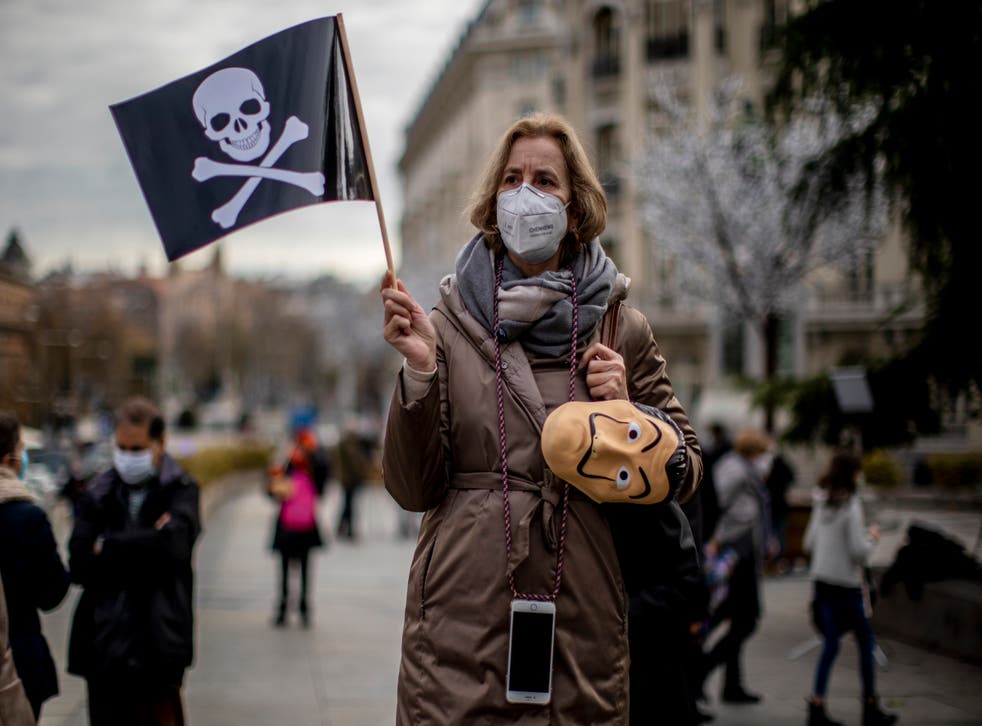 <p>Unas personas protestan contra una iniciativa de ley para legalizar la eutanasia, frente al Parlamento español, en Madrid, España, el 17 de diciembre de 2020. </p>