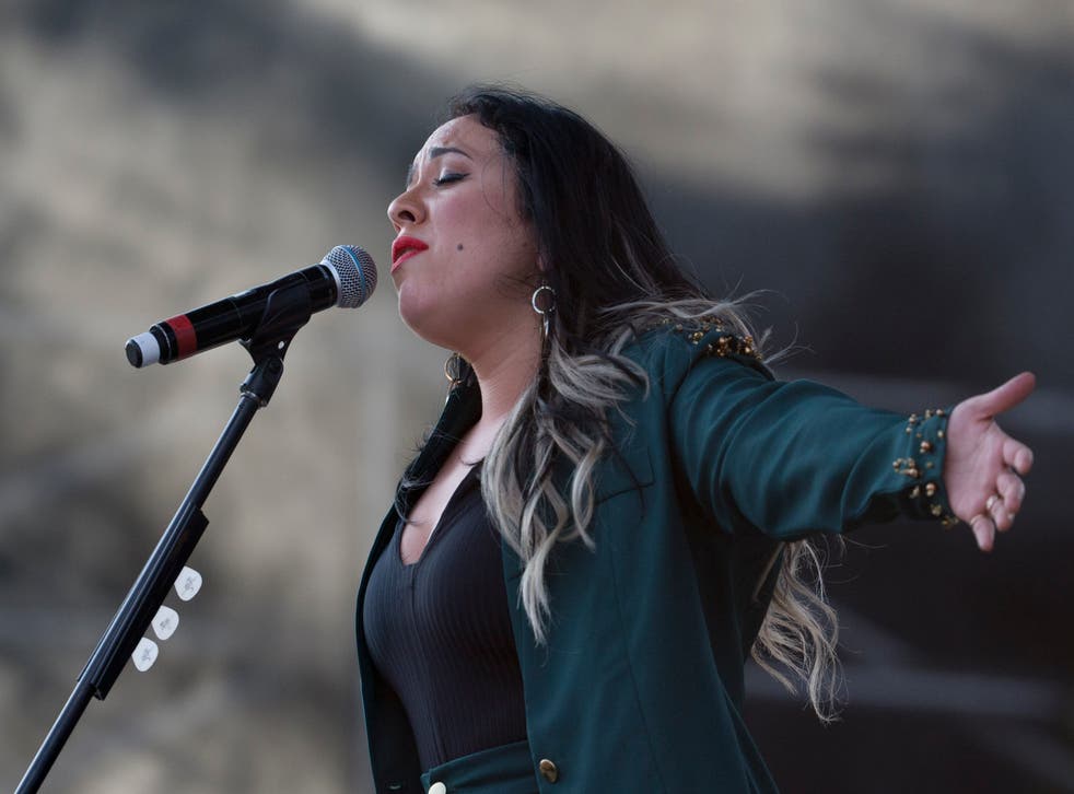 <p>ARCHIVO – En esta fotografía de archivo del 24 de abril de 2016, Carla Morrison durante su actuación en la 17ma edición del Festival Vive Latino en la Ciudad de México. Morrison anunció en un mensaje publicado en Instagram que su padre falleció tras una larga enfermedad que se complicó con COVID-19 el 12 de diciembre de 2020.</p>