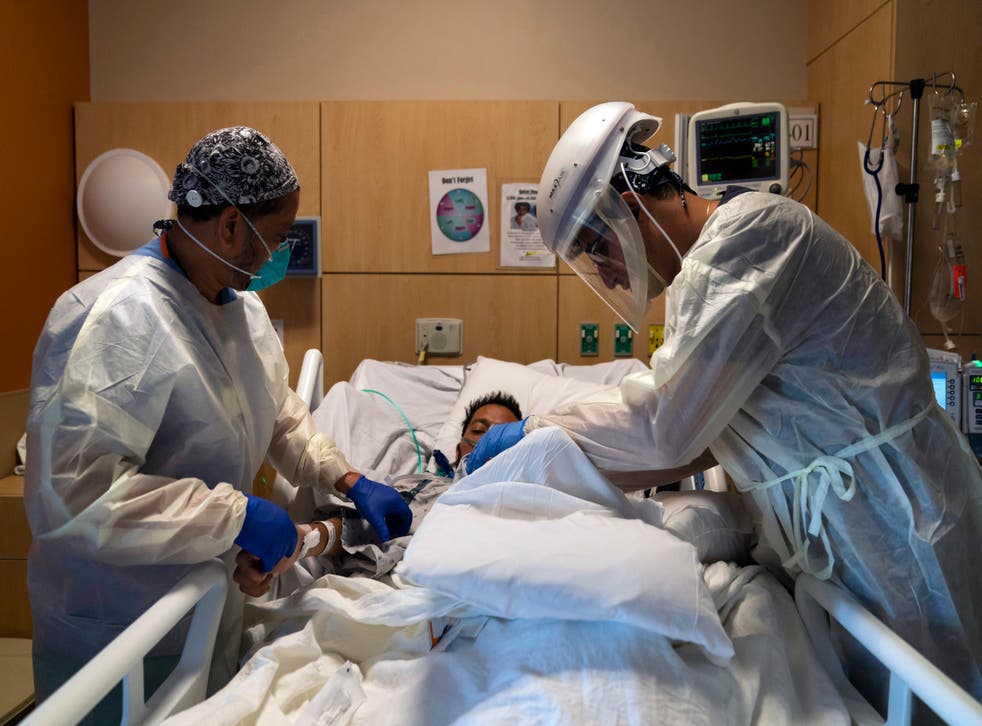 <p>Médicos atienden a un enfermo de coronavirus en un hospital de Los Ángeles el 19 de noviembre del 2020.</p>