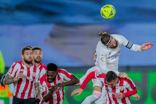 <p>Sergio Ramos cabecea el balón en el encuentro ante el Athletic Bilbao.</p>