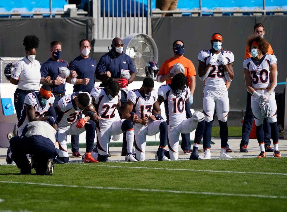 <p>Miembros de los Broncos de Denver escuchan arrodillados el himno nacional antes del partido de NFL contra los Panthers de Carolina, el domingo 13 de diciembre de 2020, en Charlotte, Carolina del Norte. </p>