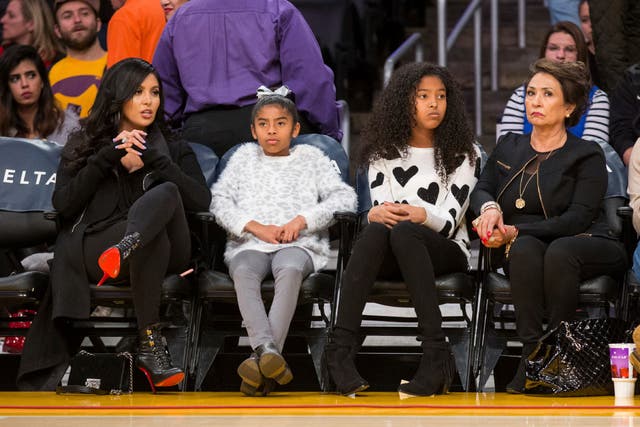 <p>ARCHIVO - En imagen de archivo del 29 de noviembre de 2015, de izquierda a derecha, Vanessa Bryant, sus hijas Gianna Bryant, Natalia Bryant y la madre de Vanessa, Sofia Laine, presencian un partido entre los Lakers de Los Ángeles y los Pacers de Indiana, en el Staples Center de Los Ángeles.&nbsp;</p>