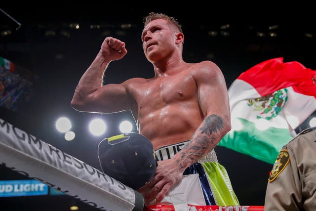<p>En esta imagen de archivo, tomada el 2 de noviembre de 2019, Canelo Álvarez celebra su victoria sobre Sergey Kovalev por nocaut en un combate por el título mundial del peso semipesado, en Las Vegas. Álvarez pelea el sábado, 19 de diciebre, contra Callum Smith, en un combate para unificar el cetro de los supermedianos.&nbsp;</p>