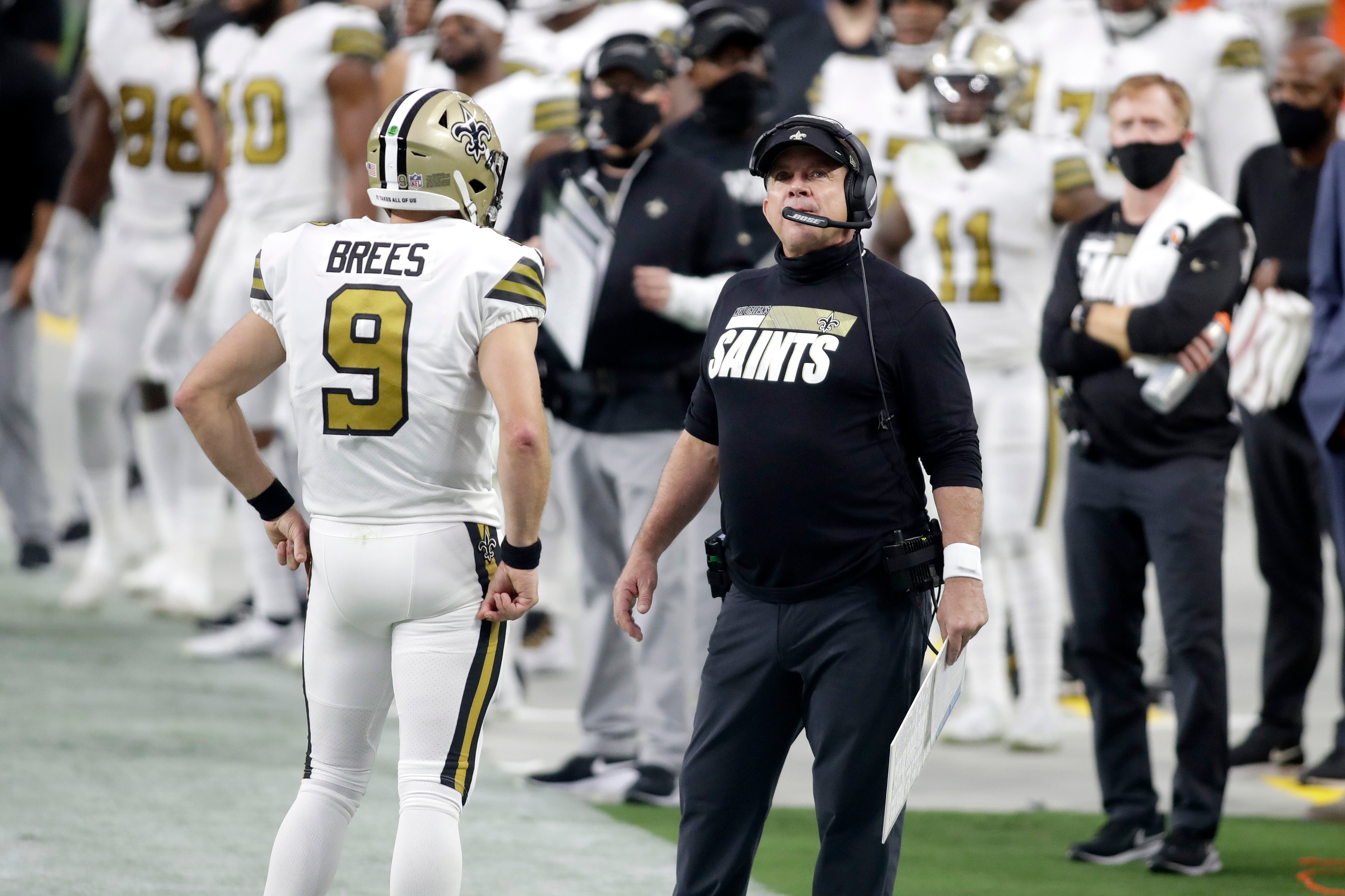 <p>ARCHIVO.- Foto del 21 de septiembre del 2020 el entrenador de los Saints de Nueva Orleans Sean Peyton, sin portar mascarilla, habla con el quarterback Drew Brees.</p>