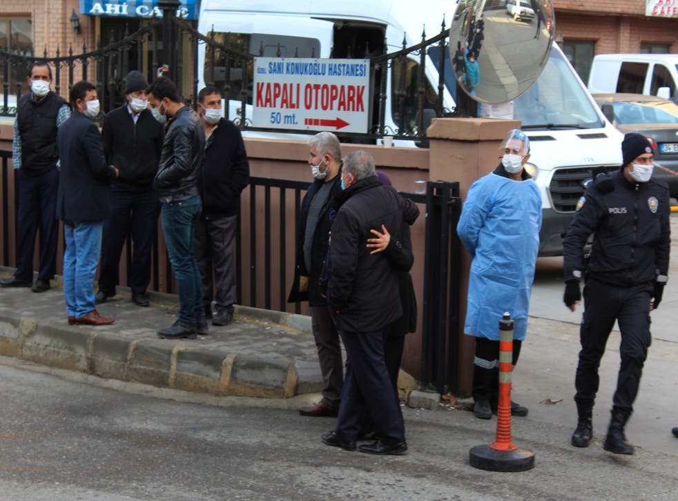<p>Policías, médicos y otras personas se congregaron en las afueras del Hospital de la Universidad Sanko en Gaziantep, en el sureste de Turquía. Un incendio estalló el sábado en la unidad de cuidados intensivos tras la explosión de un tanque de gas que mató a ocho personas, dijo la prensa estatal. </p>