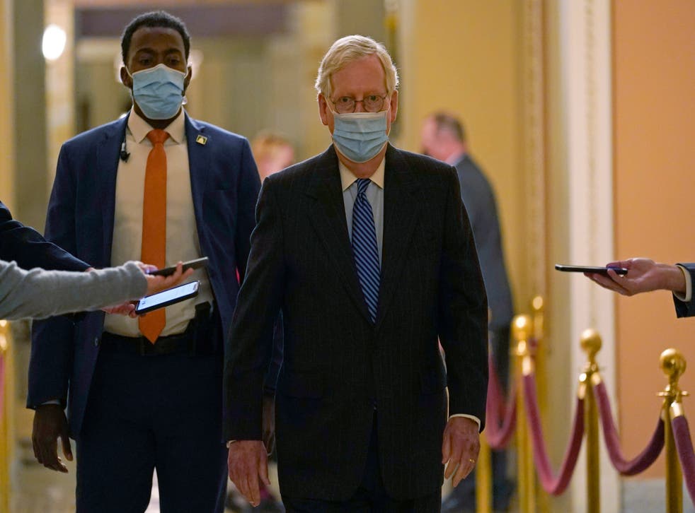 <p>El líder de la mayoría en el Senado, el republicano Mitch McConnell, pasa frente a los periodistas en el Congreso, Washington, 15 de diciembre de 2020. </p>