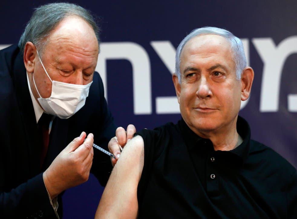 <p>Netanyahu se convirtió en el primer israelita en recibir la dosis de la vacuna&nbsp;</p>