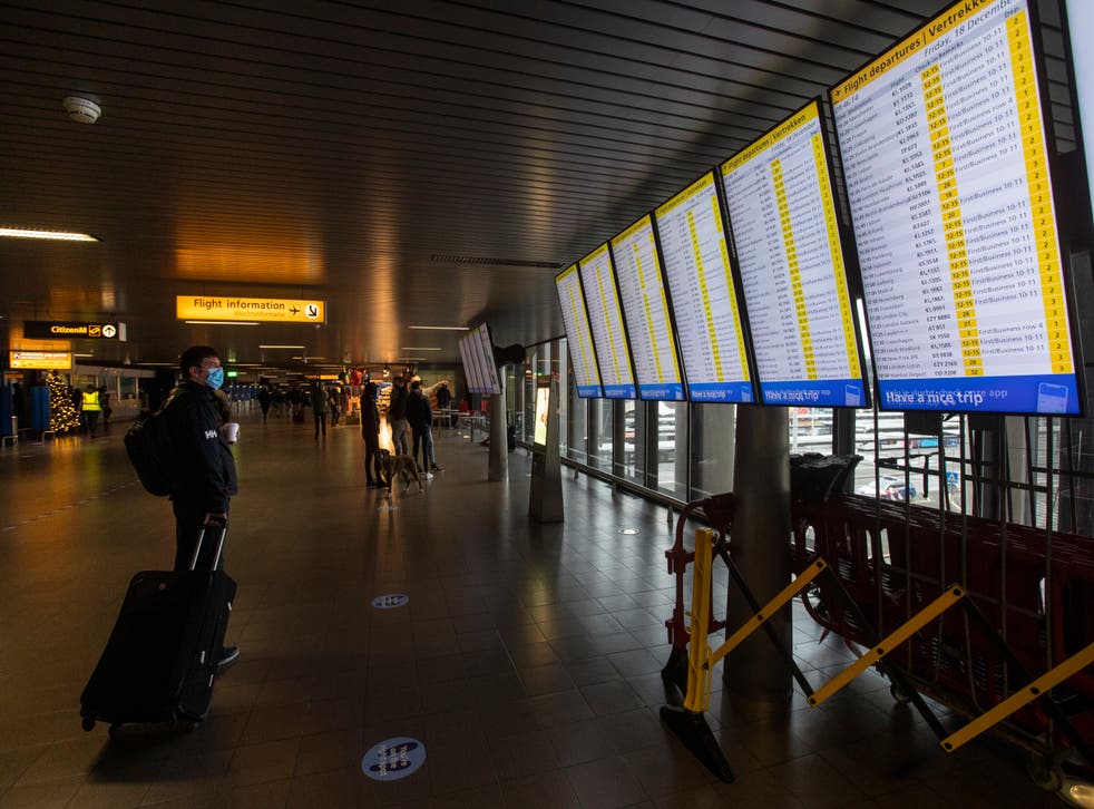 <p>ARCHIVO - En esta imagen de archivo del viernes 18 de diciembre de 2020, un viajero con mascarilla mira las salidas de vueltos en el aeropuerto de Schiphol, cerca de Ámsterdam, Holanda. </p>