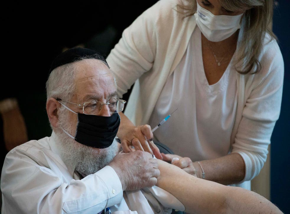 <p>El rabino Yisrael Meir Lau recibe una vacuna contra el coronavirus en el hospital Ichilov en Tel Aviv, Israel, el domingo 20 de diciembre de 2020. </p>
