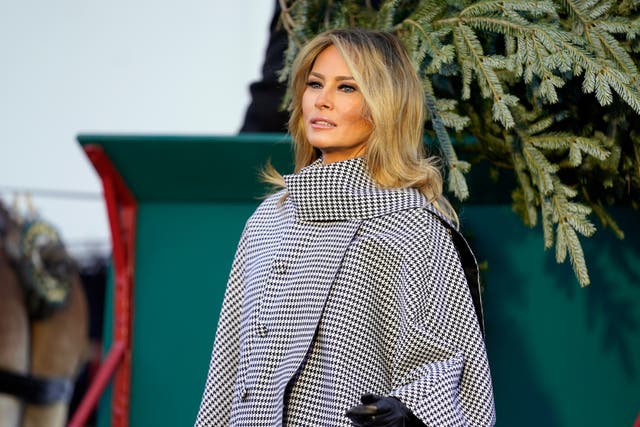 La primera dama Melania Trump se encuentra junto al árbol de Navidad oficial de la Casa Blanca 2020 tal como se presenta en el Pórtico Norte de la Casa Blanca, el lunes 23 de noviembre de 2020, en Washington.