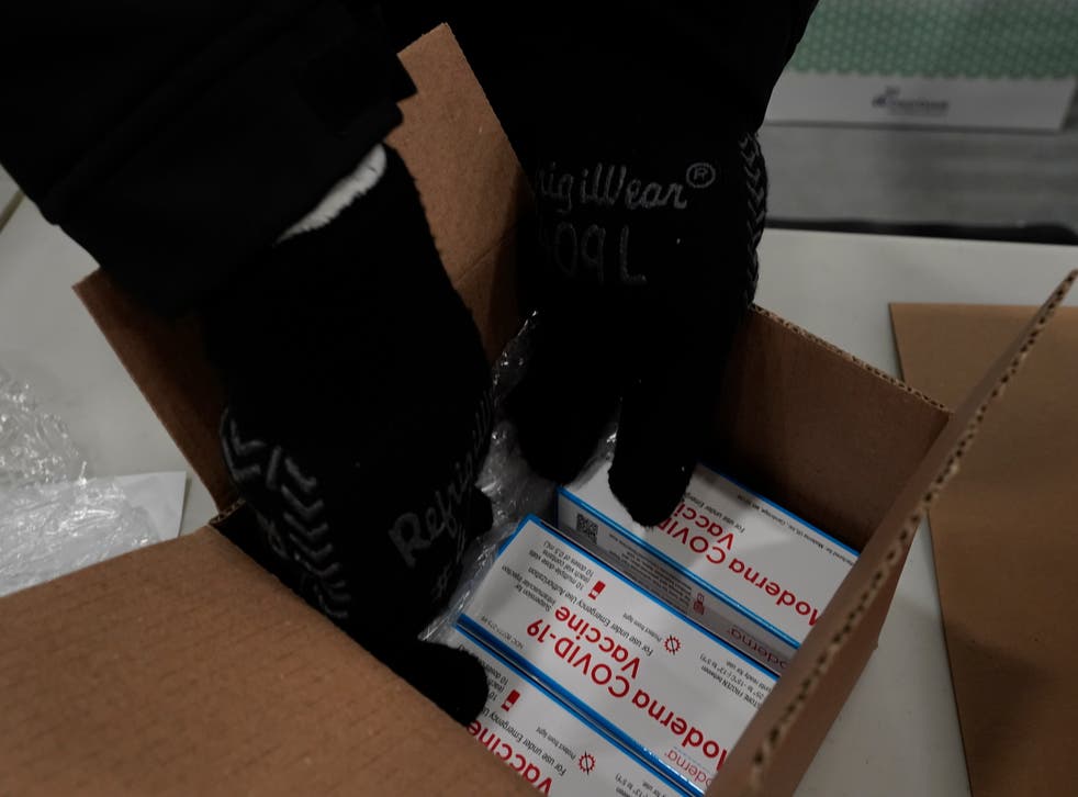 <p>Cajas con la vacuna de Moderna contra el COVID-19 en un centro de distribución en Olive Branch, Mississippi, el domingo 20 de diciembre de 2020.</p>