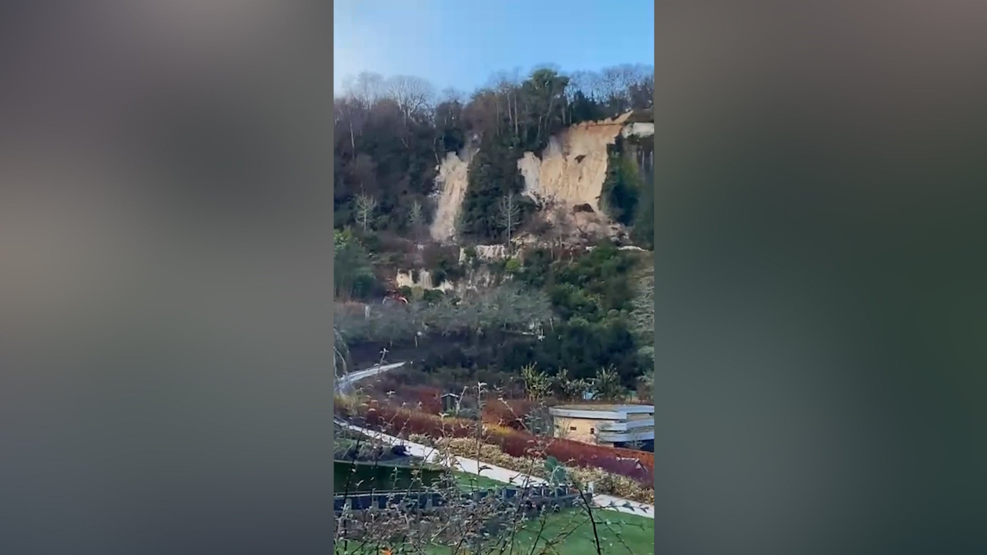 <p>The botanical gardens will be closed on Monday</p>