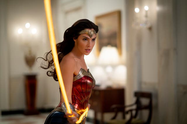<p>Esta imagen publicada por Warner Bros. Entertainment muestra a Gal Gadot en una escena de "Wonder Woman 1984". La secuela de superhéroes ganó un estimado de $ 38.5 millones en ventas de boletos de teatros internacionales, dijo Warner Bros. el domingo 20 de diciembre de 2020.</p>