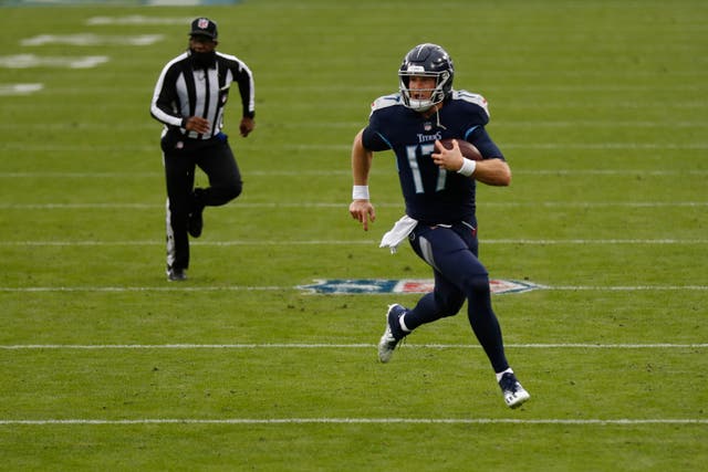 <p>Tannehill se convirtió en el primer jugador de los Titans en conseguir cinco touchdowns por tierra y por aire en el mismo juego desde que Billy Volek lo hiciera hace 16 años frente a los Raiders.</p>