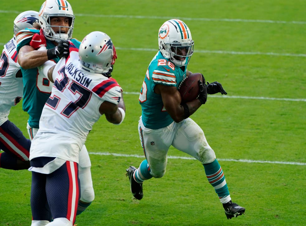 <p>El corredor novato de los Dolphins de Miami Salvon Ahmed corre para la conversión de dos puntos en el encuentro ante los Patriots.</p>