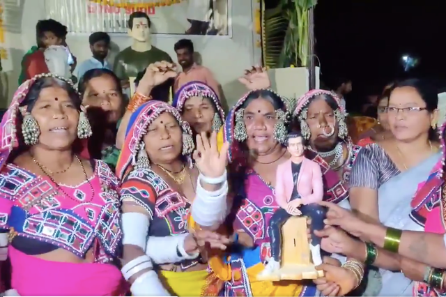 <p>Locals in India’s southern state of Telangana hold an idol of Indian actor Sonu Sood who helped thousands of migrants during Covid-19 lockdown</p>