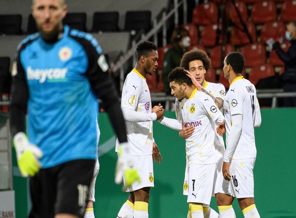 <p>Jadon Sancho es felicitado por sus compañeros tras anotar el segundo tanto de su equipo.</p>