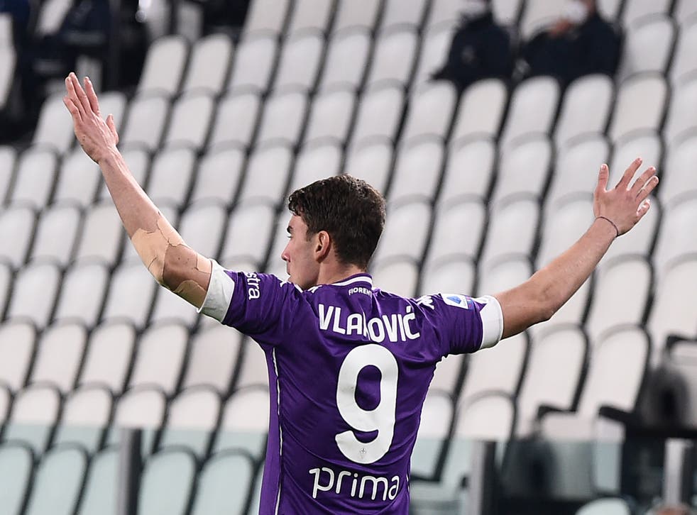 <p>Dusan Vlahovic festeja tras anotar ante la Juventus.</p>