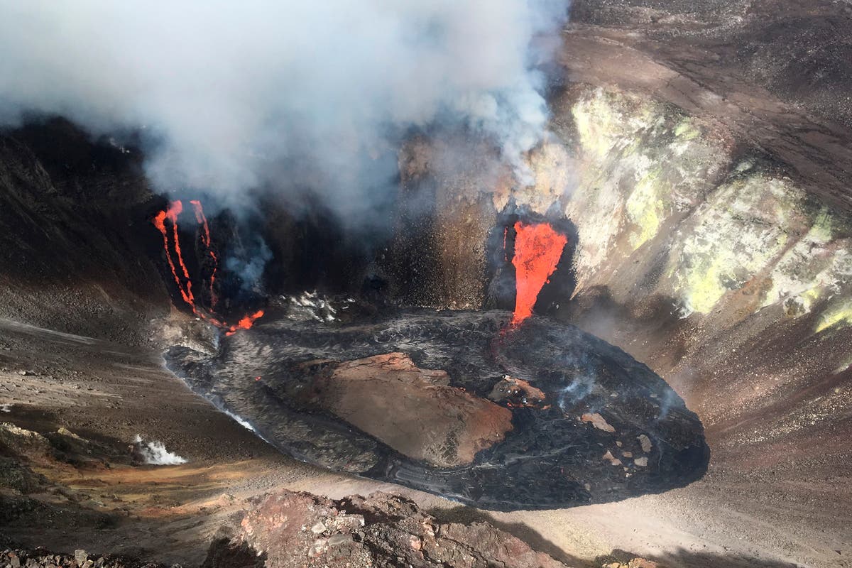 Lava lake forms as Hawaii volcano erupts after 2-year break