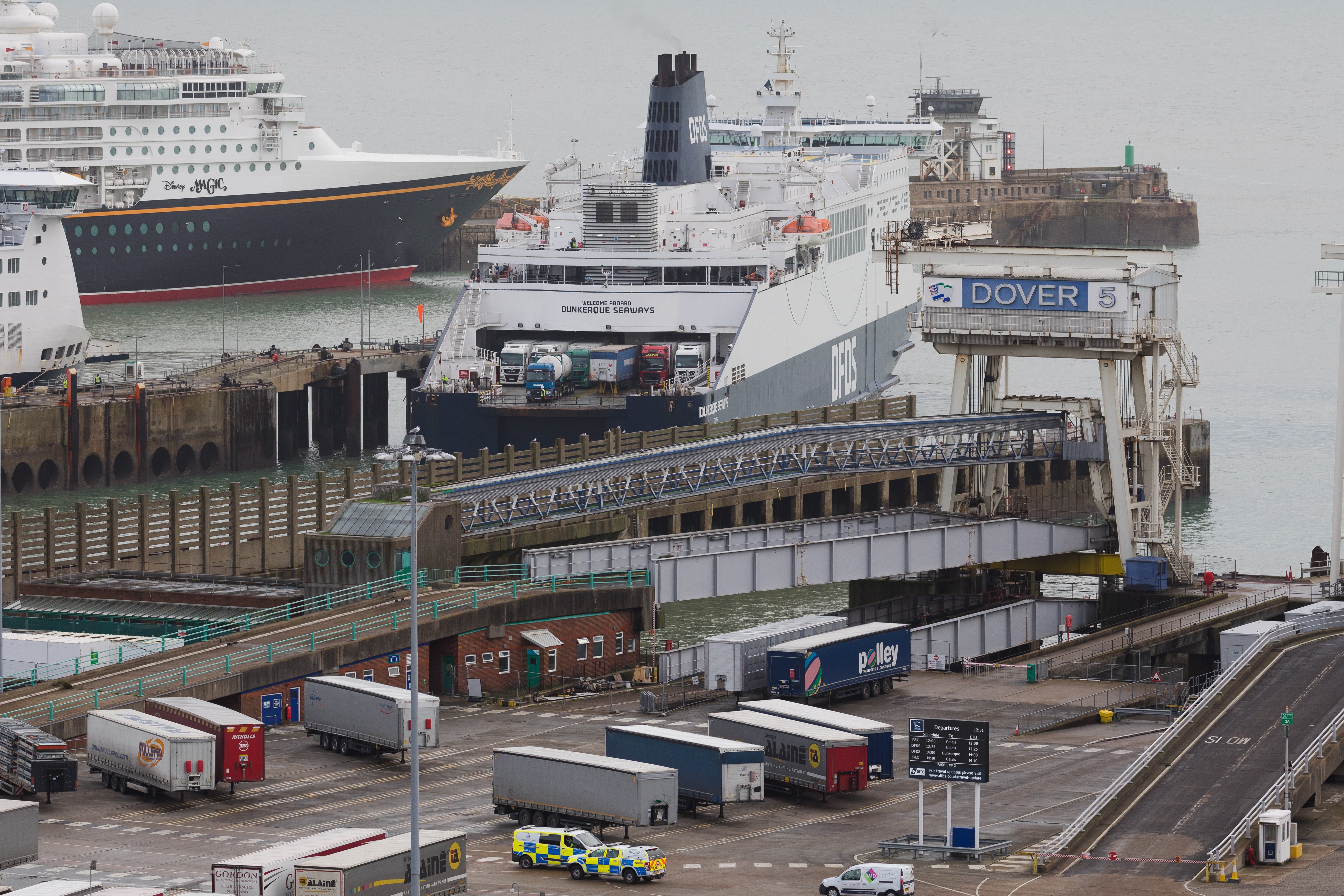 UK travel ban – live: Covid testing deal opens borders as first passengers arrive in France UK travel ban – live: Covid testing deal opens borders as first passengers arrive in France