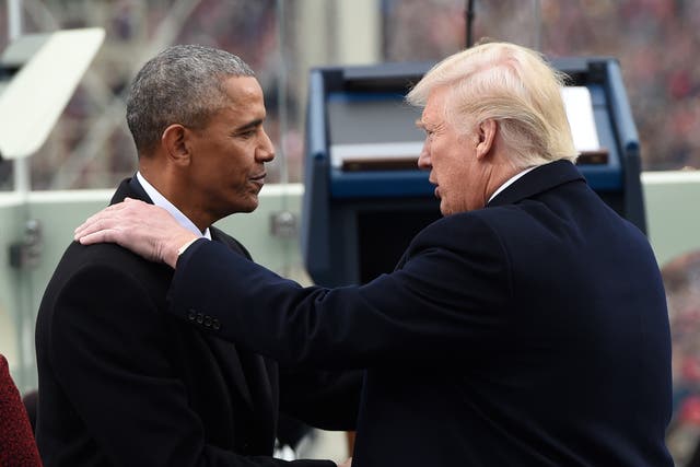 El presidente de los Estados Unidos, Barack Obama, estrecha la mano del presidente electo, Donald Trump, durante la inauguración presidencial en el Capitolio de los Estados Unidos el 20 de enero de 2017.