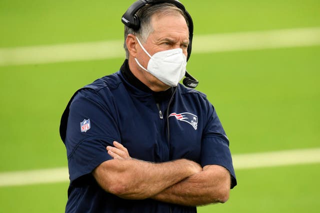 Bill Belichick de los New England Patriots mira desde la línea lateral