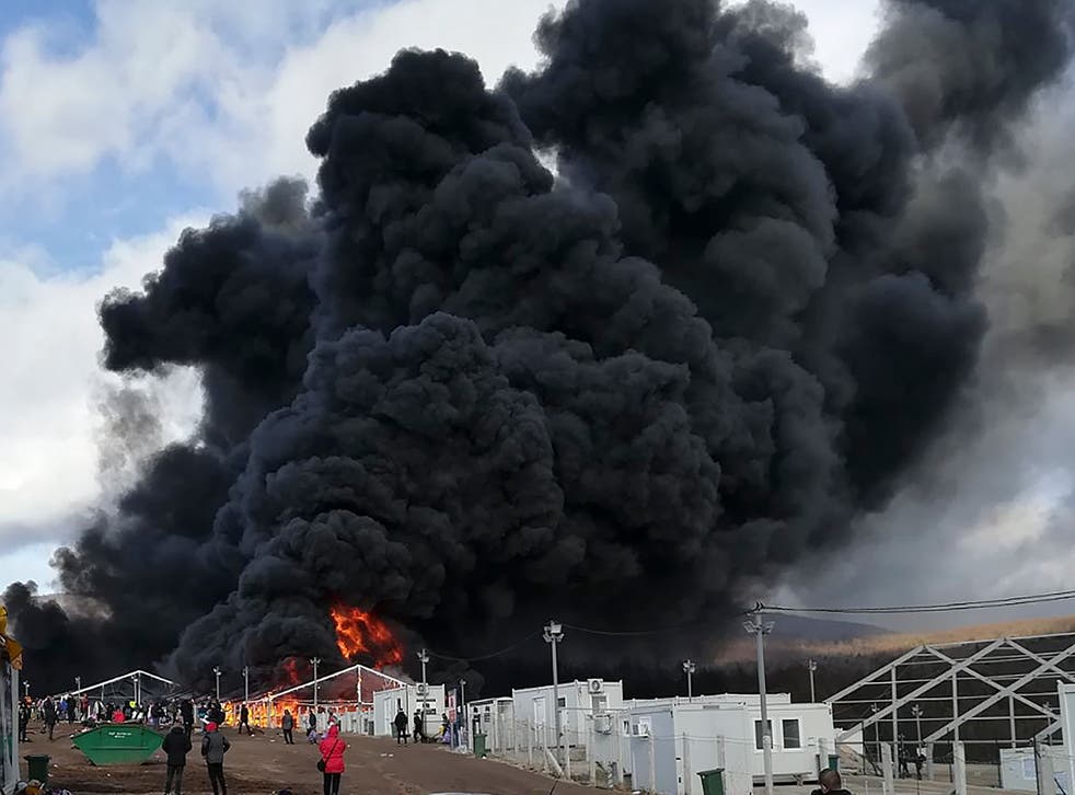 <p>Incendio en campamento de inmigrantes en Bosnia</p>