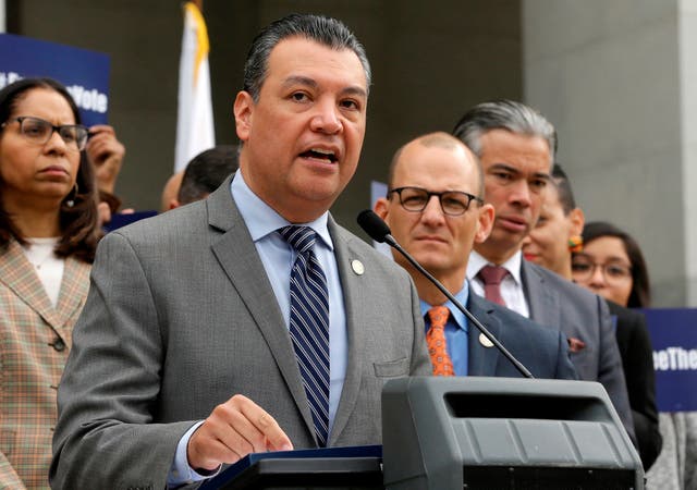 <p>Alex Padilla hablando en conferencia de prensa en Sacramento, California, el 28 de enero del 2019, cuando era secretario de estado. Padilla ocupará la plaza dejada vacante por Kamala Harris en el Senado de EEUU.&nbsp;</p>