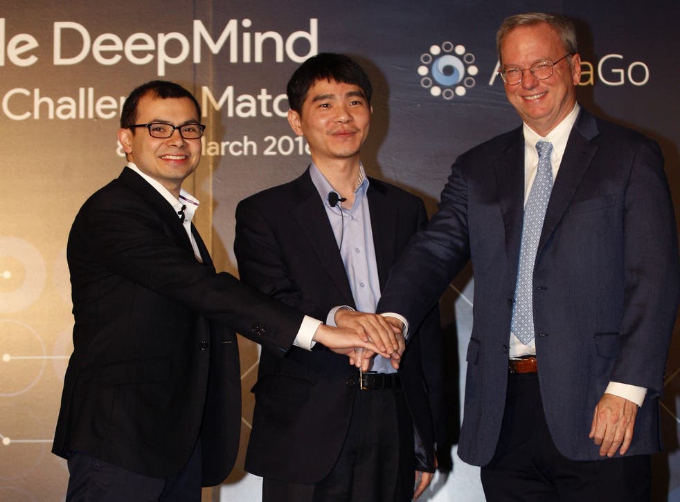 <p>SEÚL, COREA DEL SUR - MARZO 08: (De izq. a der. ) Demis Hassabis, CEO de la empresa de inteligencia artificial (IA) de Google, DeepMind, el jugador profesional de Go de Corea del Sur, Lee Se-dol, y el CEO de Google, Eric Schmidt, asisten a la conferencia de prensa el 8 de marzo de 2016 en Seúl, Corea del Sur. Lee Se-dol jugará un partido de cinco juegos contra un programa de computadora desarrollado por Google, AlphaGo, a partir del 9 de marzo. </p>