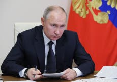 Putin gives all Russian presidents immunity from prosecution