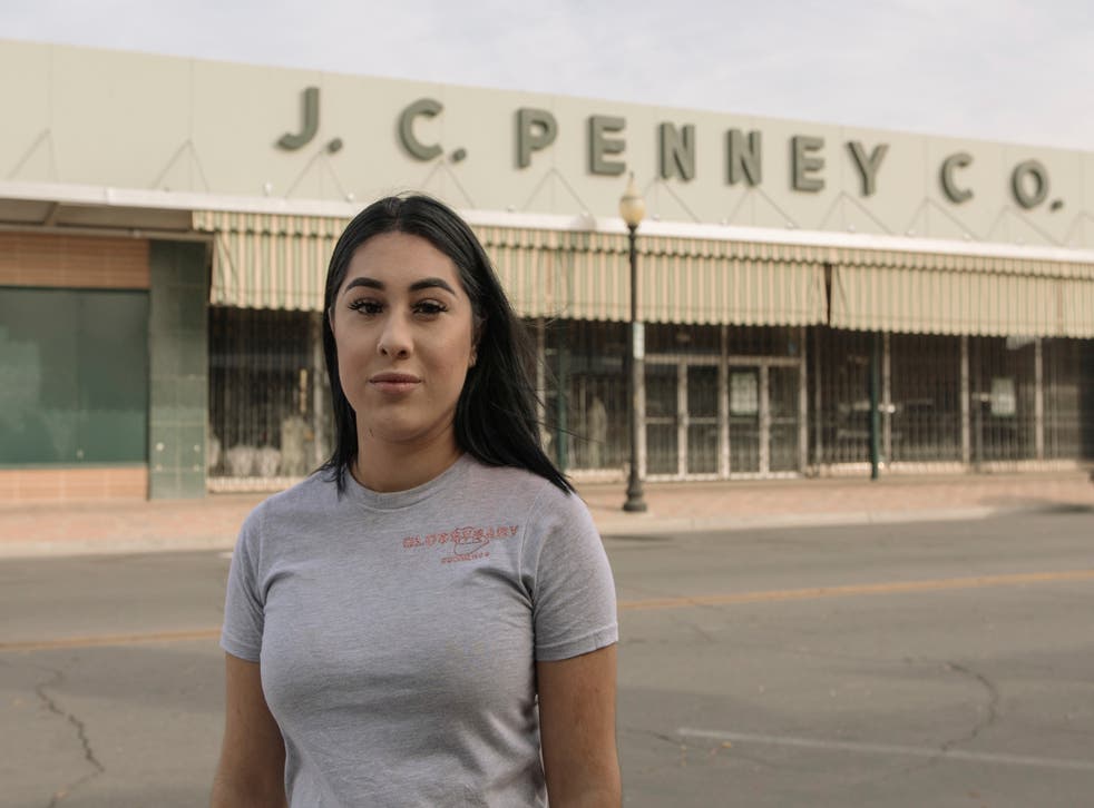 <p>Alexandra Orozco posa para una foto frente a la tienda de J.C. Penny en la que trabajaba el 6 de diciembre del 2020 en Delano, California. La tienda cerró como consecuencia del descalabro económico provocado por la pandemia del coronavirus. </p>
